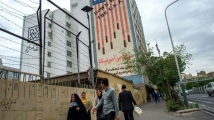 بالفيديو: الحياة تعود في إيران بعد رفع حظر التجول
