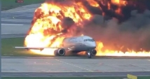 بالفيديو.. صاعقة تشعل النيران في طائرة ممتلئة بالركاب