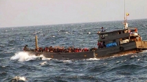 بالفيديو: غرق قارب كان على متنه عائلات لمسلمى الروهنجيا
