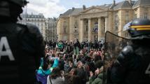 ثورة الجامعات في فرنسا: الشرطة تعتدي بالضرب على المحتجين الداعمين لغزة