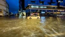 الإمارات بدأت ورشة إزالة أضرار السيول والأمطار... واضطرابات كبيرة في الرحلات الجويّة