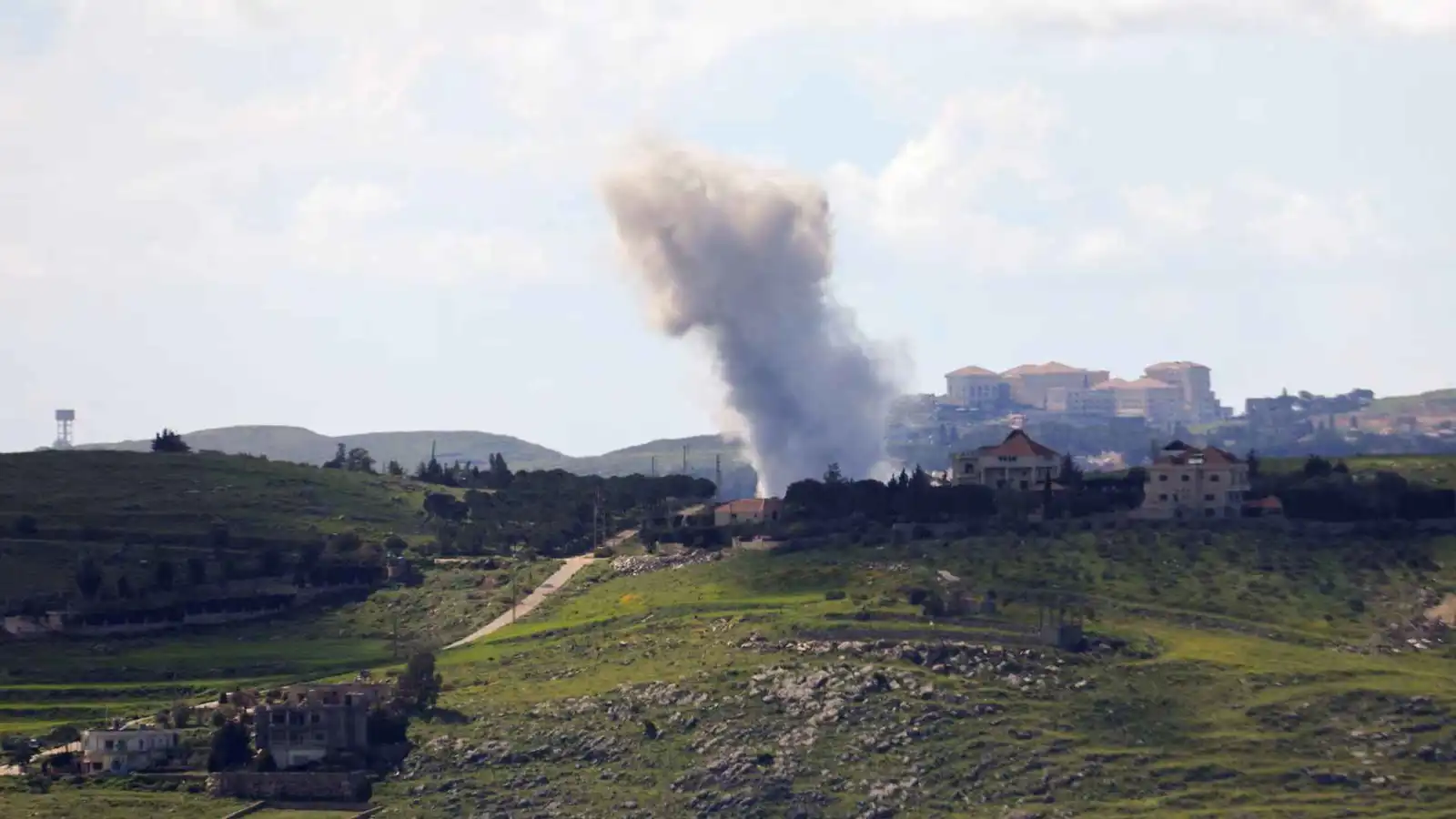 غارات وشهداء رغم تمديد الهدنة في لبنان