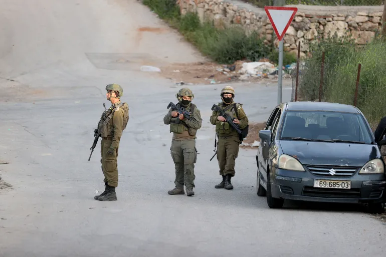 اعتقالات وإخطارات بهدم منازل في جنوب الضفة الغربية