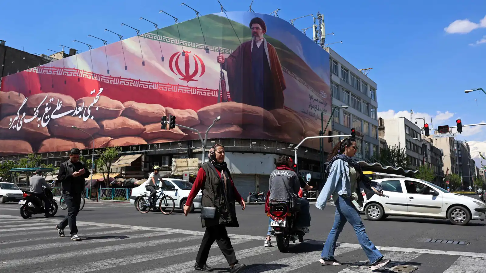 جدارية في إيران تشعل الجدل حول مجتبى خامنئي