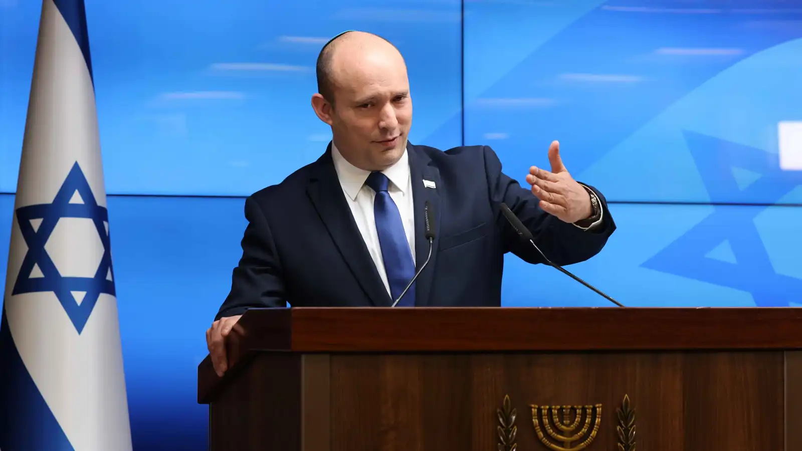 نفتالي بينيت يفتح النار على الحكومة الإسرائيلية