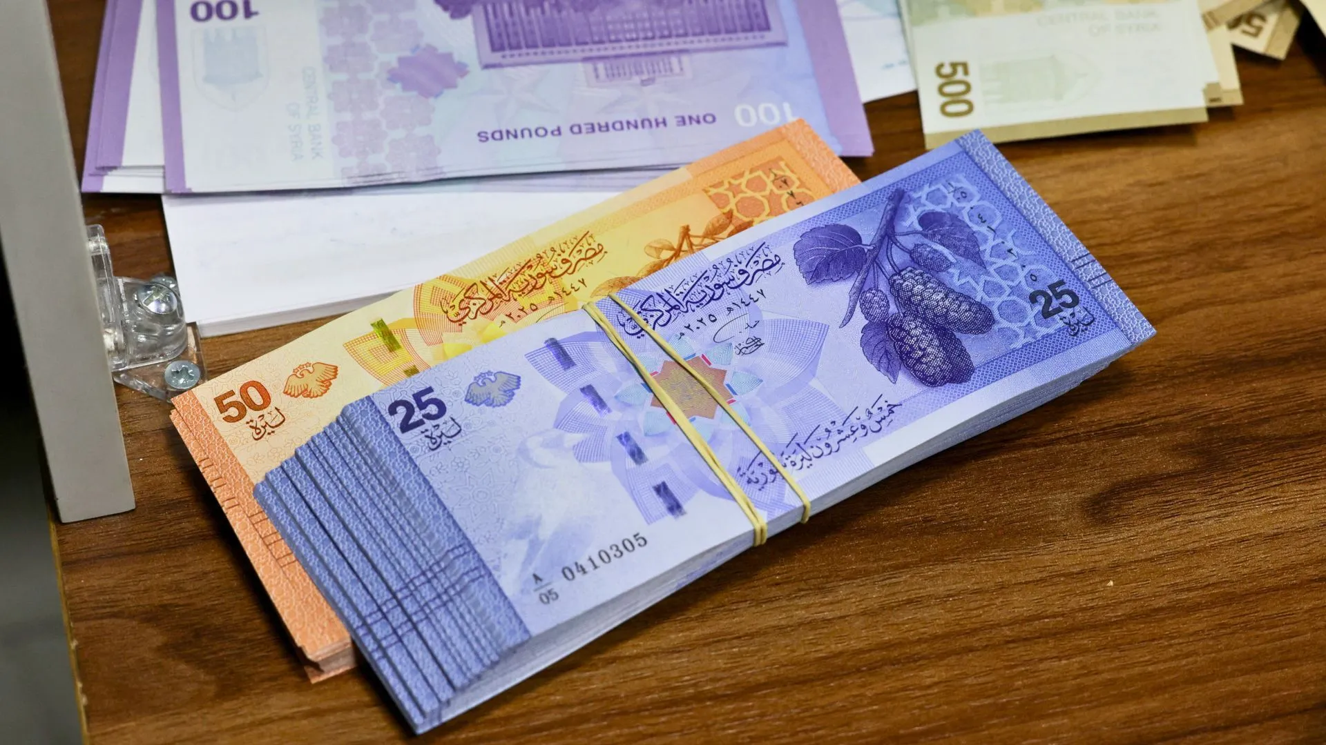 خبير اقتصادي يشرح تحديات استقرار الليرة السورية