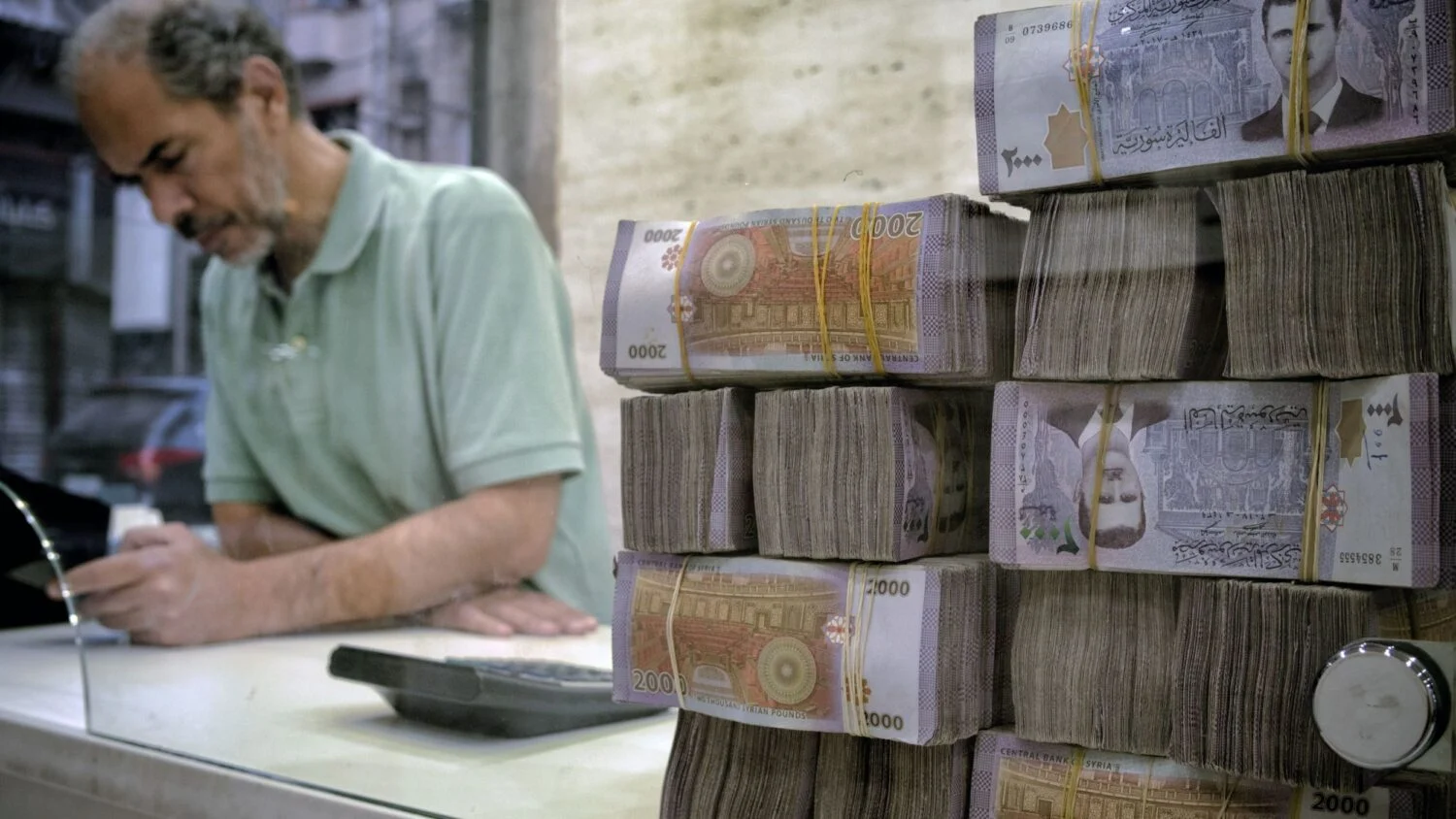 الليرة السورية بين نسختين.. أزمة ثقة تعرقل الاستبدال