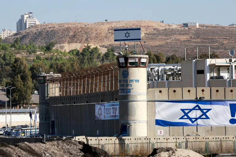 كاتب أمريكي يكشف شهادات صادمة لمعتقلين فلسطينيين