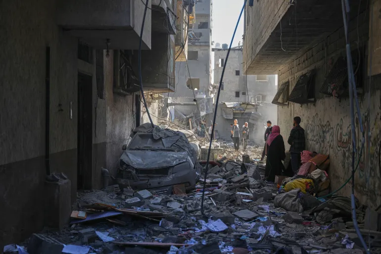 غزة تحت القصف ومقتل عناصر شرطة ومدنيين فلسطينيين