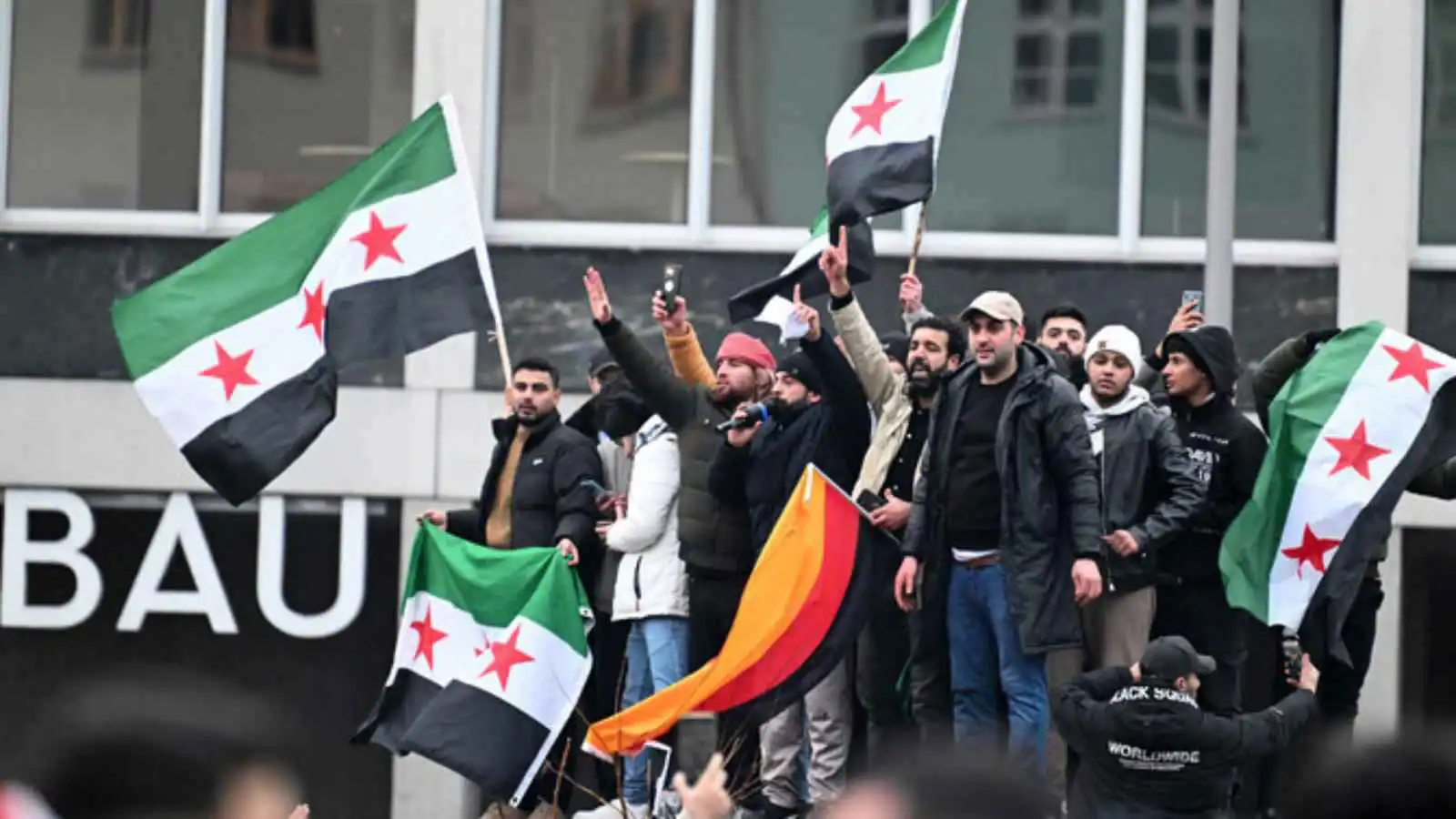 اللاجئ السوري في أوروبا.. من الحماية إلى المزايدات