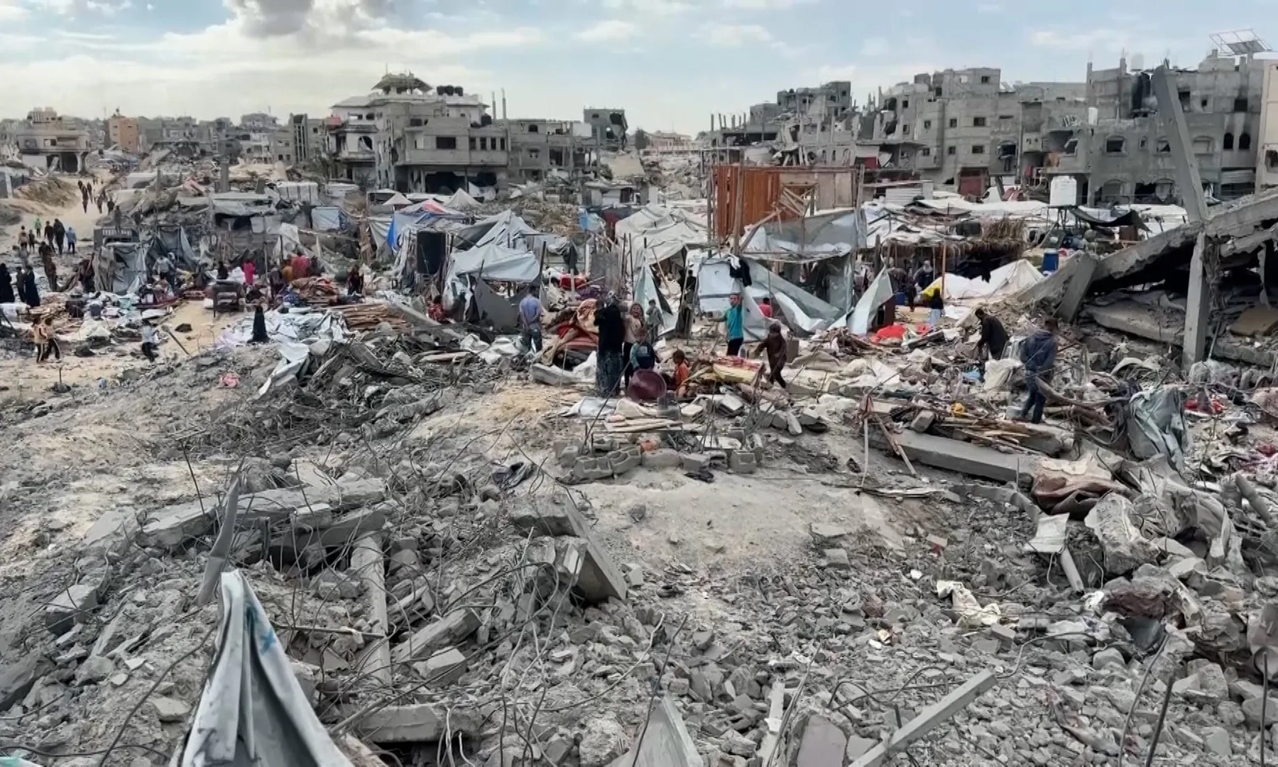 قصف إسرائيلي لخيمة نازحين يفاقم أزمة غزة الإنسانية