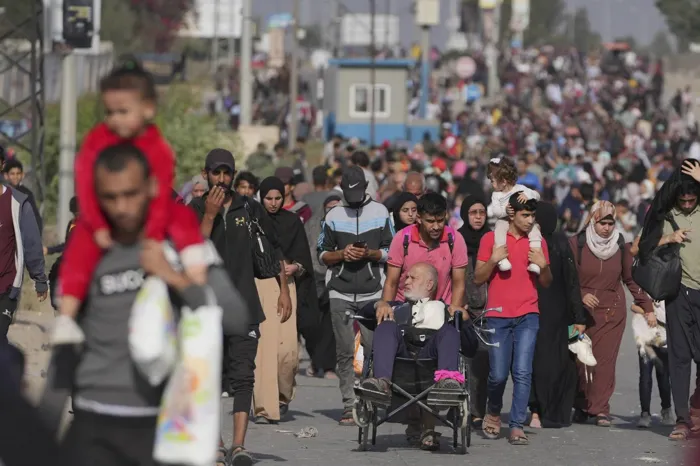الجوع ينهش غزة.. آلاف النازحين يتدافعون أمام التكايا
