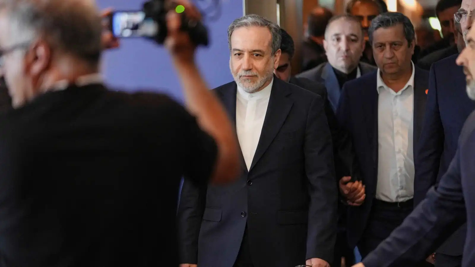 طهران تحسم الجدل بشأن تحركات وفدها التفاوضي