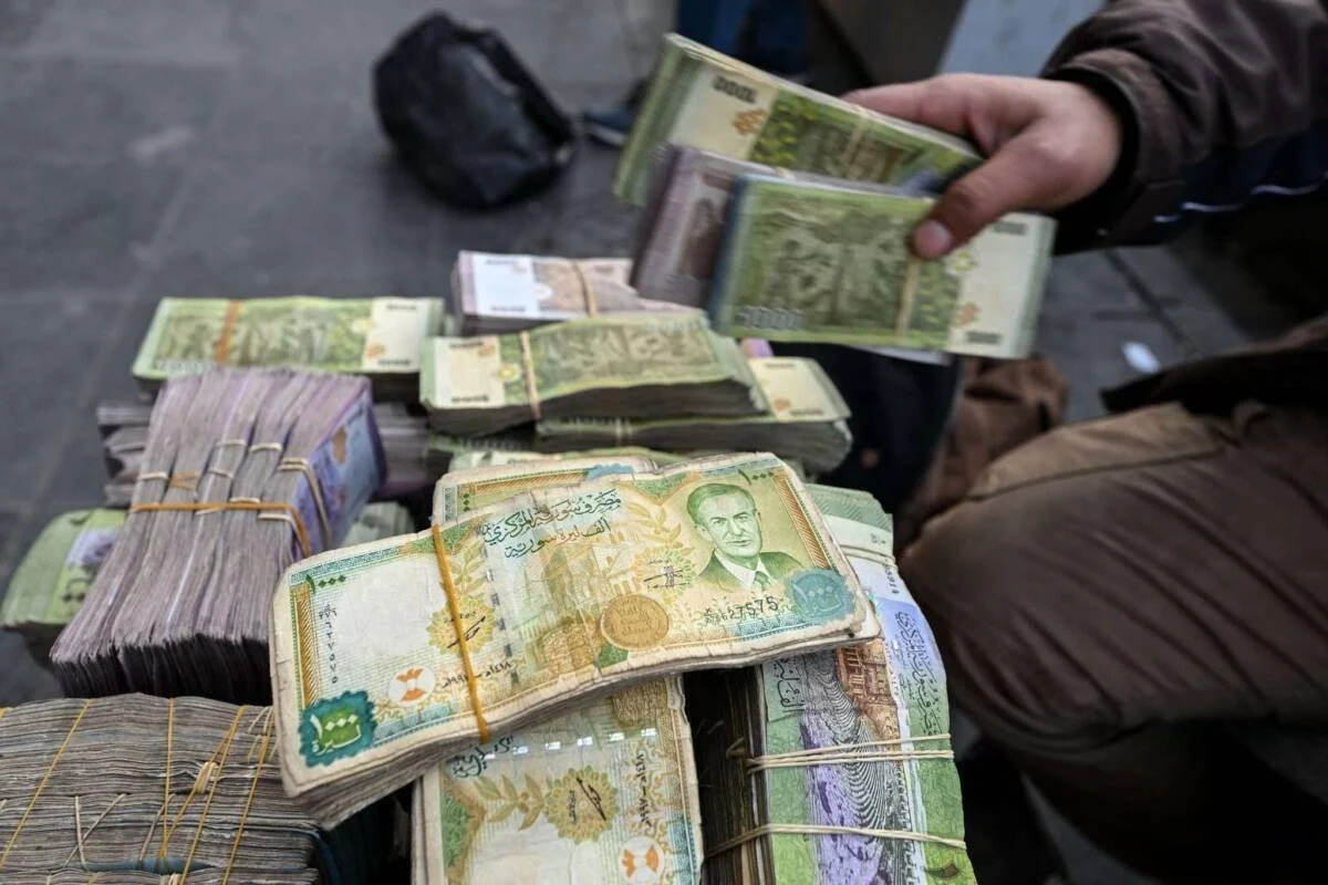رفض الليرة القديمة يوسع أزمة النقد في سوريا