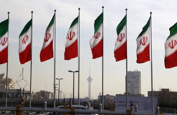 رسائل إيرانية حاسمة: لا تنازل عن مضيق هرمز