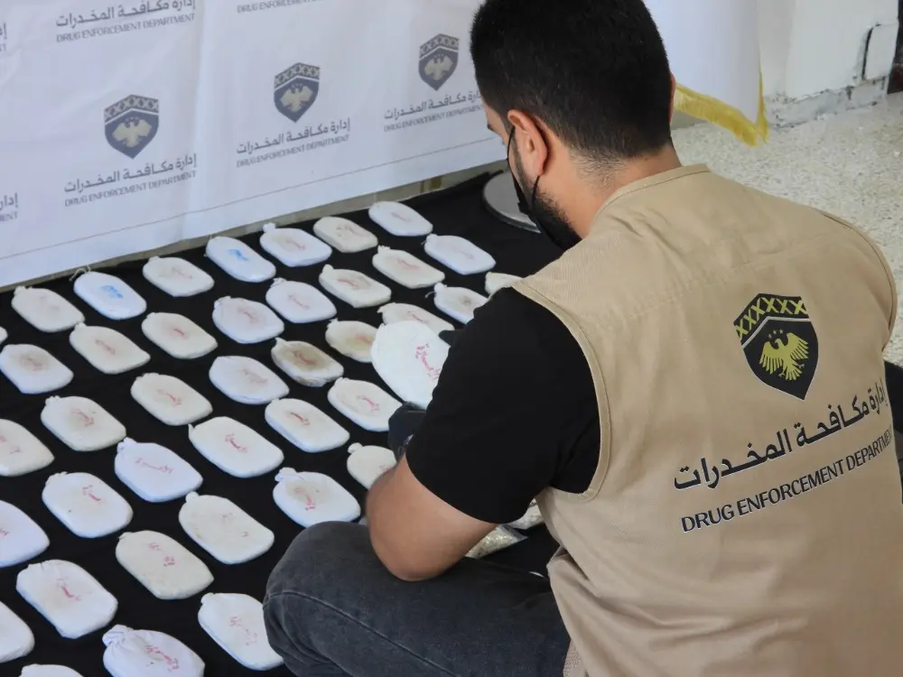 سوريا.. ضبط مخدرات وأسلحة خلال مداهمة أمنية بطرطوس