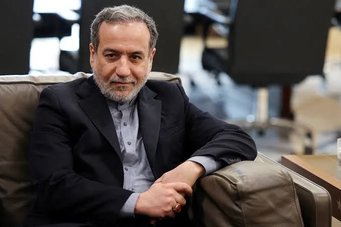 إيران ترفض "الراية البيضاء" وتلوّح بخيارات التصعيد