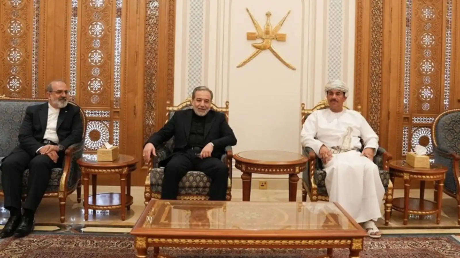 عُمان وإيران تبحثان مستقبل الملاحة في مضيق هرمز