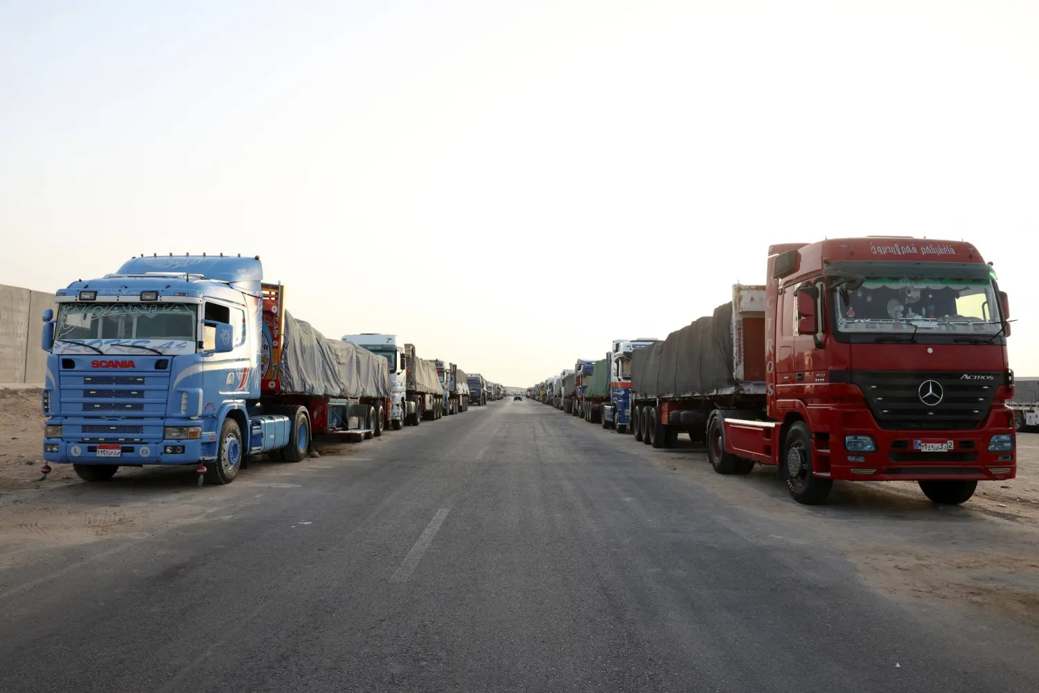 شاحنات متوقفة في نصيب.. السائقون يطالبون بالعدالة