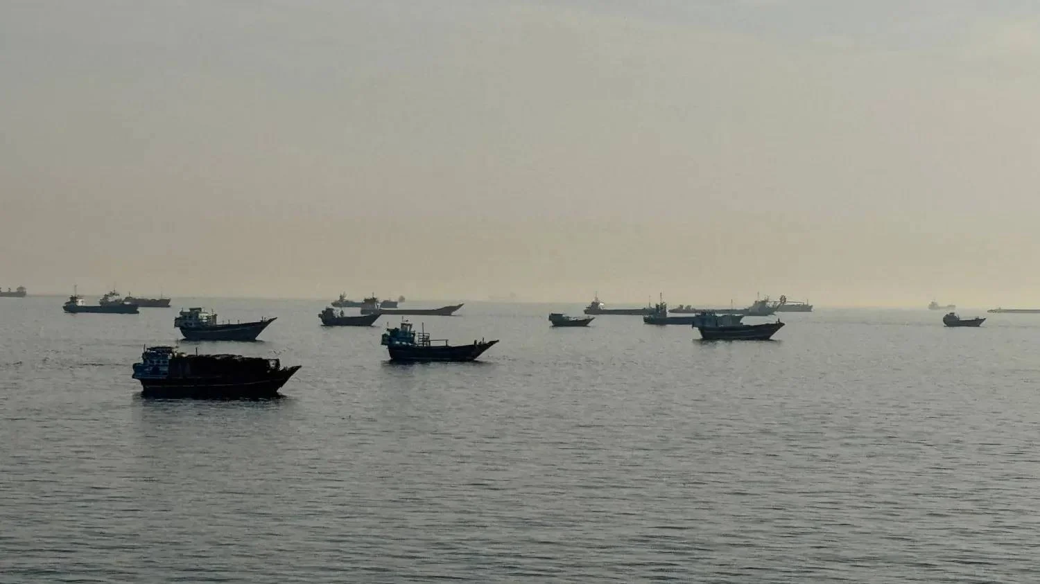 من 125 سفينة يومياً إلى 12 خلال يومين.. هرمز أمام اختبار خطير
