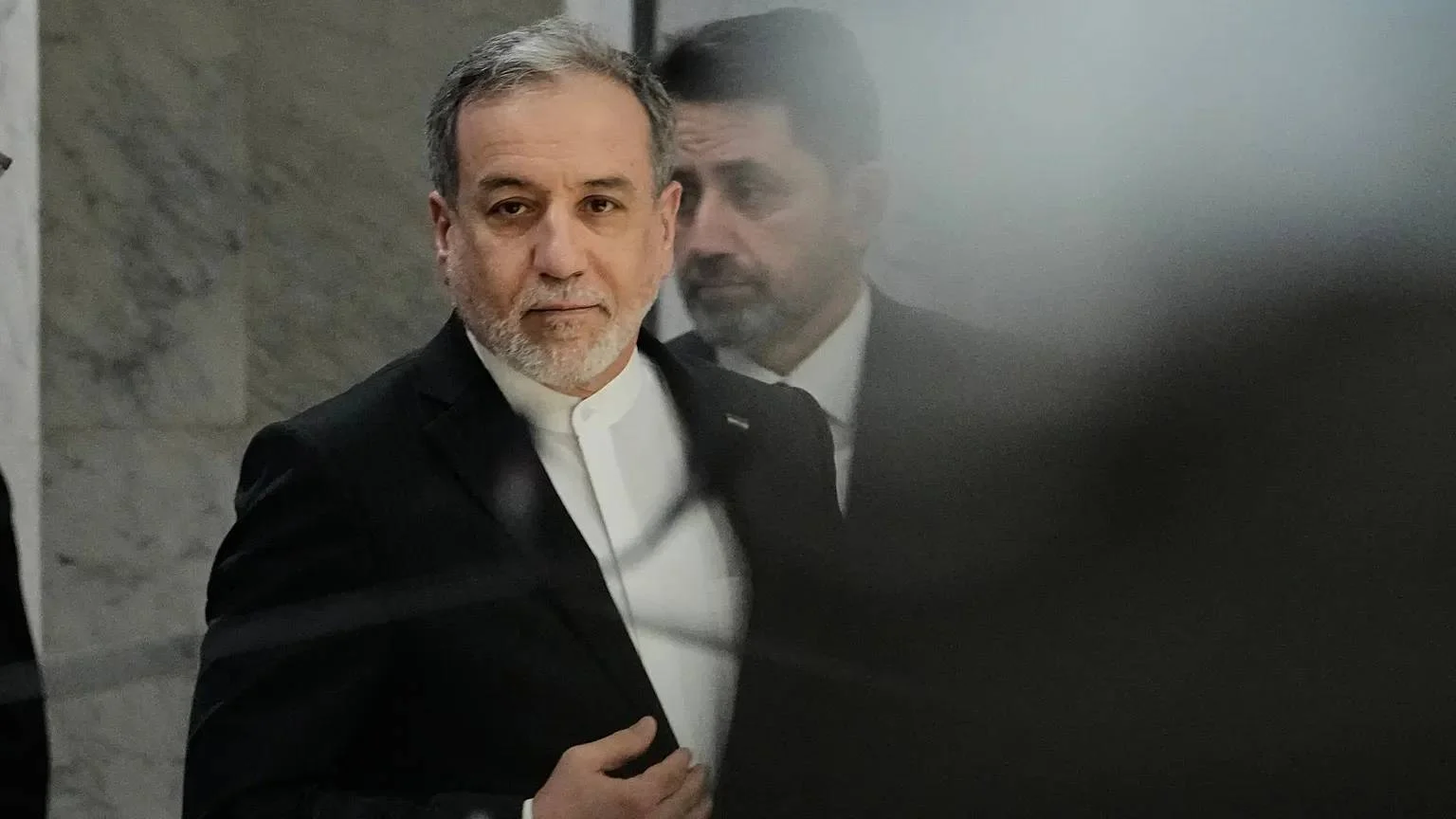 نافذة ضيقة في جدار الأزمة.. طرح إيراني جديد بشأن الملف النووي