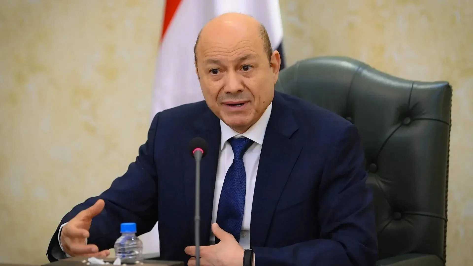 اليمن أمام تصعيد واسع.. العليمي يعلن الانتقال من الاستعداد إلى العمليات