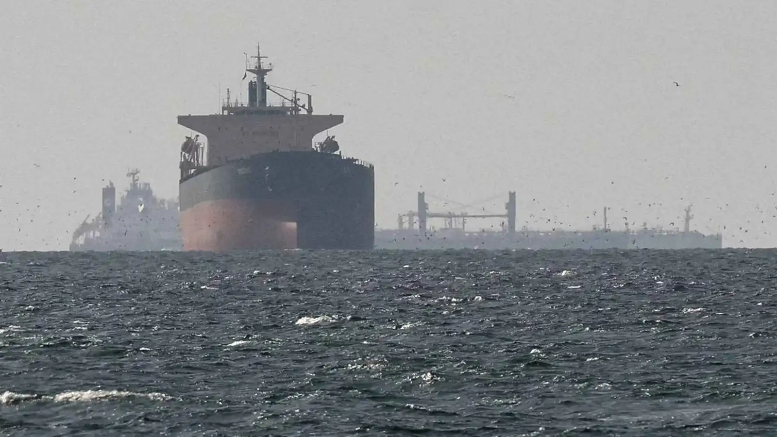 مضيق هرمز في دائرة الخطر.. قذيفة تستهدف ناقلة نفط هندية