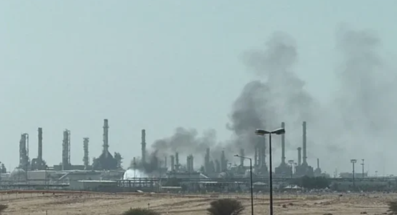 هجمات تضرب منشآت سعودية وأنصار الله تعلن استهداف وزارة الدفاع وأرامكو