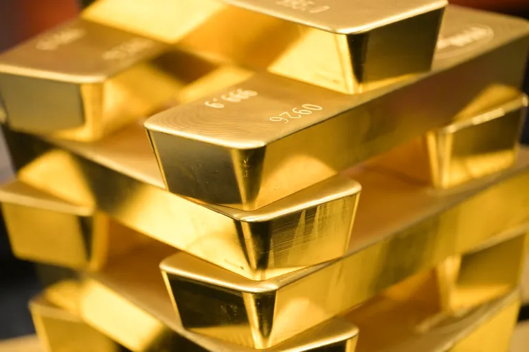 النفط عند أعلى مستوى في خمسة أشهر والذهب يواصل التراجع