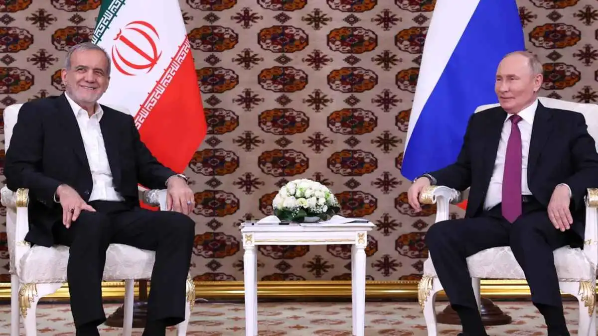 طهران وموسكو نحو شراكة أوسع.. بزشكيان يلتقي بوتين قريباً
