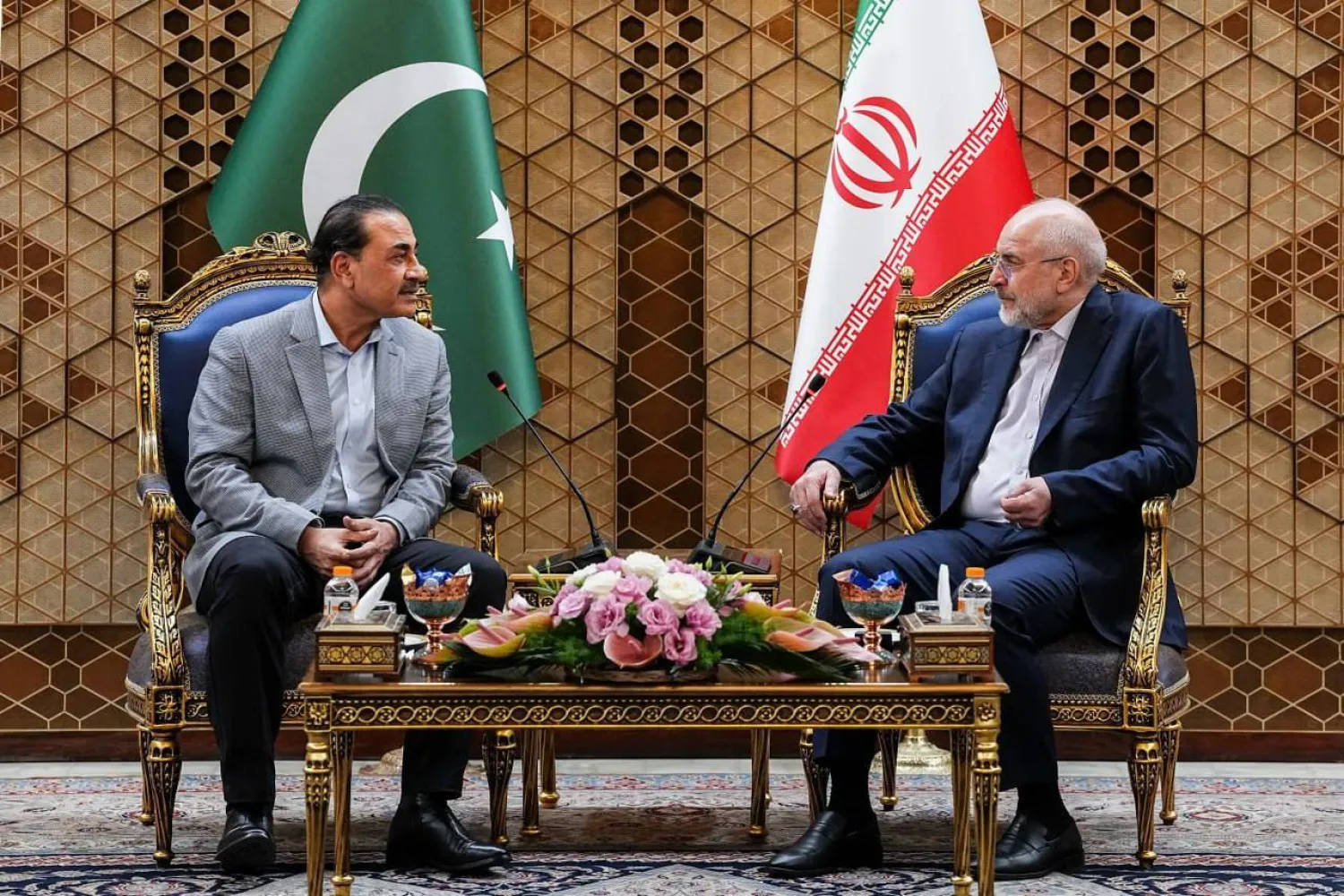 طهران تنفي صفقة اليورانيوم وسط تحركات باكستانية للوساطة
