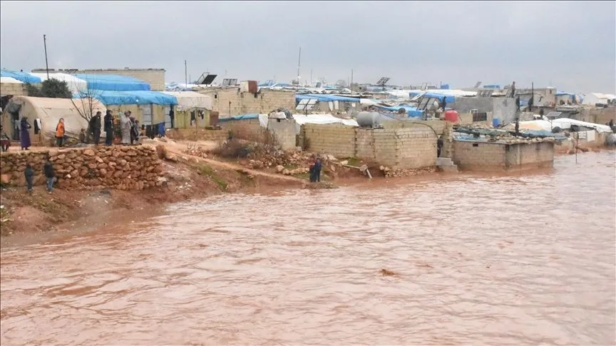 فيضانات سوريا تحاصر المخيمات وتعطل الطرق والمرافق الحيوية