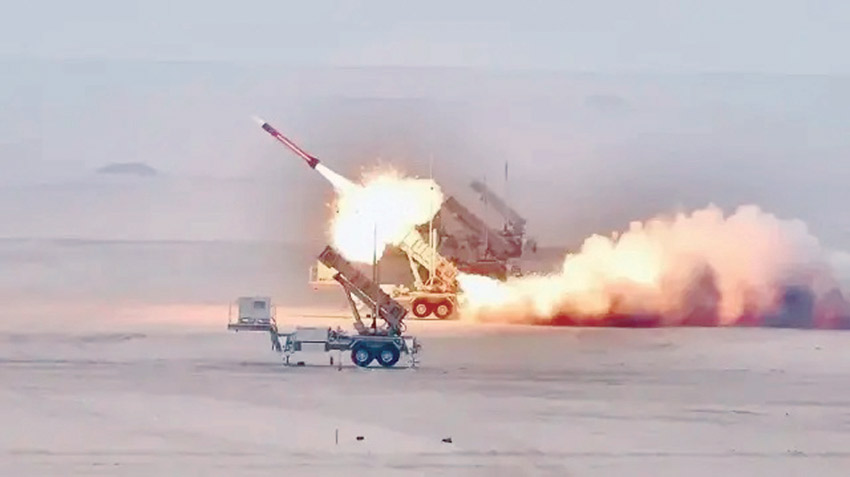 دفاعات الخليج تتصدى لهجمات إيرانية بالصواريخ والمسيرات