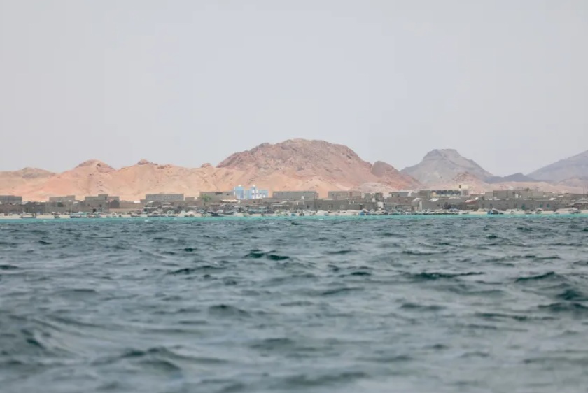 حادث بحري قرب الحديدة يثير تحذيرات بريطانية ملاحة