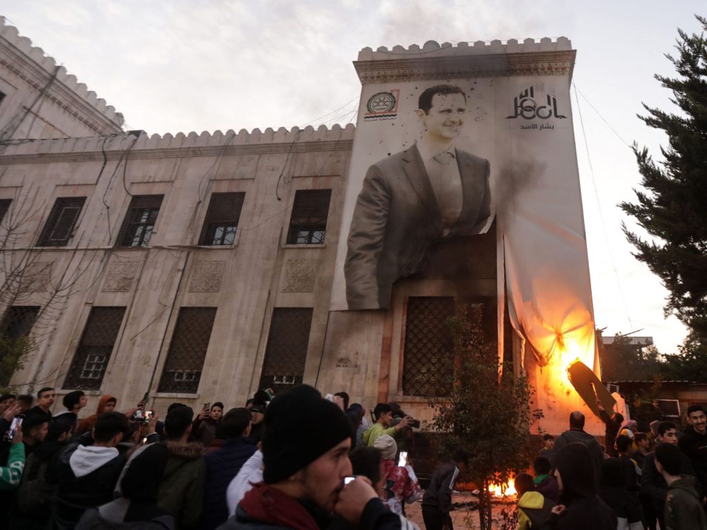 كيف تنقل كبار مسؤولي نظام الأسد بعد سقوط دمشق؟