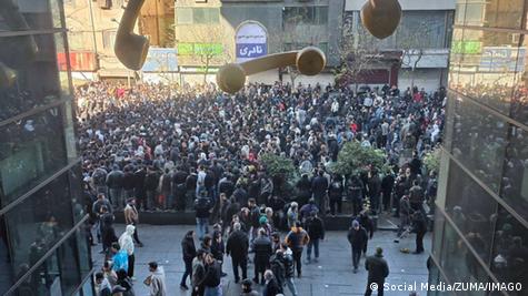 احتجاجات في إيران رفضاً لاستهداف المستشفيات