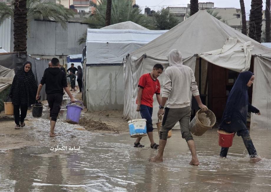الفيضانات تضاعف معاناة 795 ألف نازح في غزة