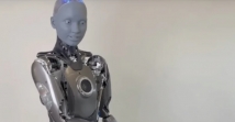 الروبوت البريطانية أميكا تقلد شخصيات مشهورة بواقعية مخيفة
