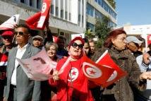صحفيون في تونس يهددون بإضراب عام
