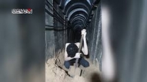 حماس تُشهر ورقة الأسرى.. فيديو مروّع لأسير إسرائيلي يحفر قبره يهز حكومة نتنياهو