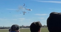 فيديو مروع لاصطدام وتحطم طائرتين خلال عرض جوي بأمريكا