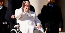 الفاتيكان يستعين بأطباء أتلتيكو مدريد لعلاج البابا فرانسيس
