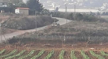 قوة إسرائيلية مشطت الطريق المحاذية للسياج الحدودي