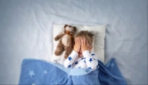 التأخر في النوم وقلة عدد ساعاته يهددان الأطفال بمرض الضغط