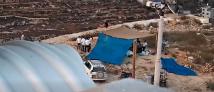 مستوطنون يحاصرون منازل فلسطينية في قصرة 