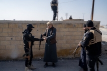جريمة فردية تفتح باب الثأر.. تحشيد عشائري يرفع منسوب التوتر في دير الزور