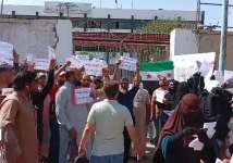 مفصولو تربية الرقة يحتشدون أمام المحافظة
