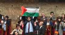 البرلمان الفرنسي يعلق عضوية نائب رفع علم فلسطين