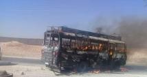 حافة عمال تحترق على طريق حماة