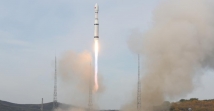 الصين تطلق صاروخاً يحمل ثلاثة أقمار صناعية